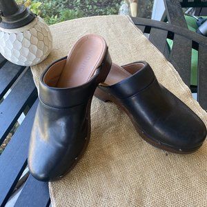 Size 9 black Vionic clogs